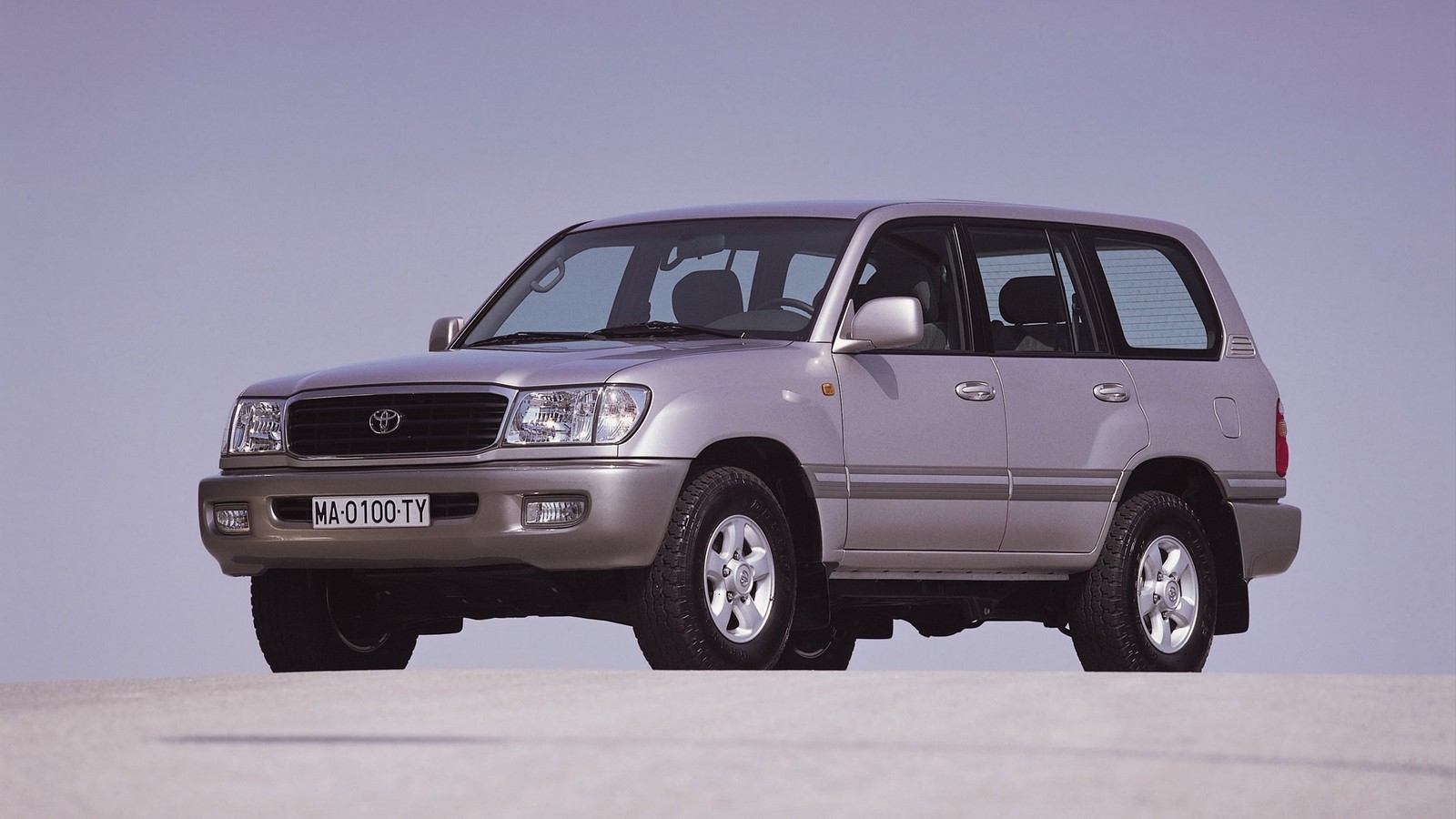На фото: Toyota Land Cruiser 100 VX '1998–2002