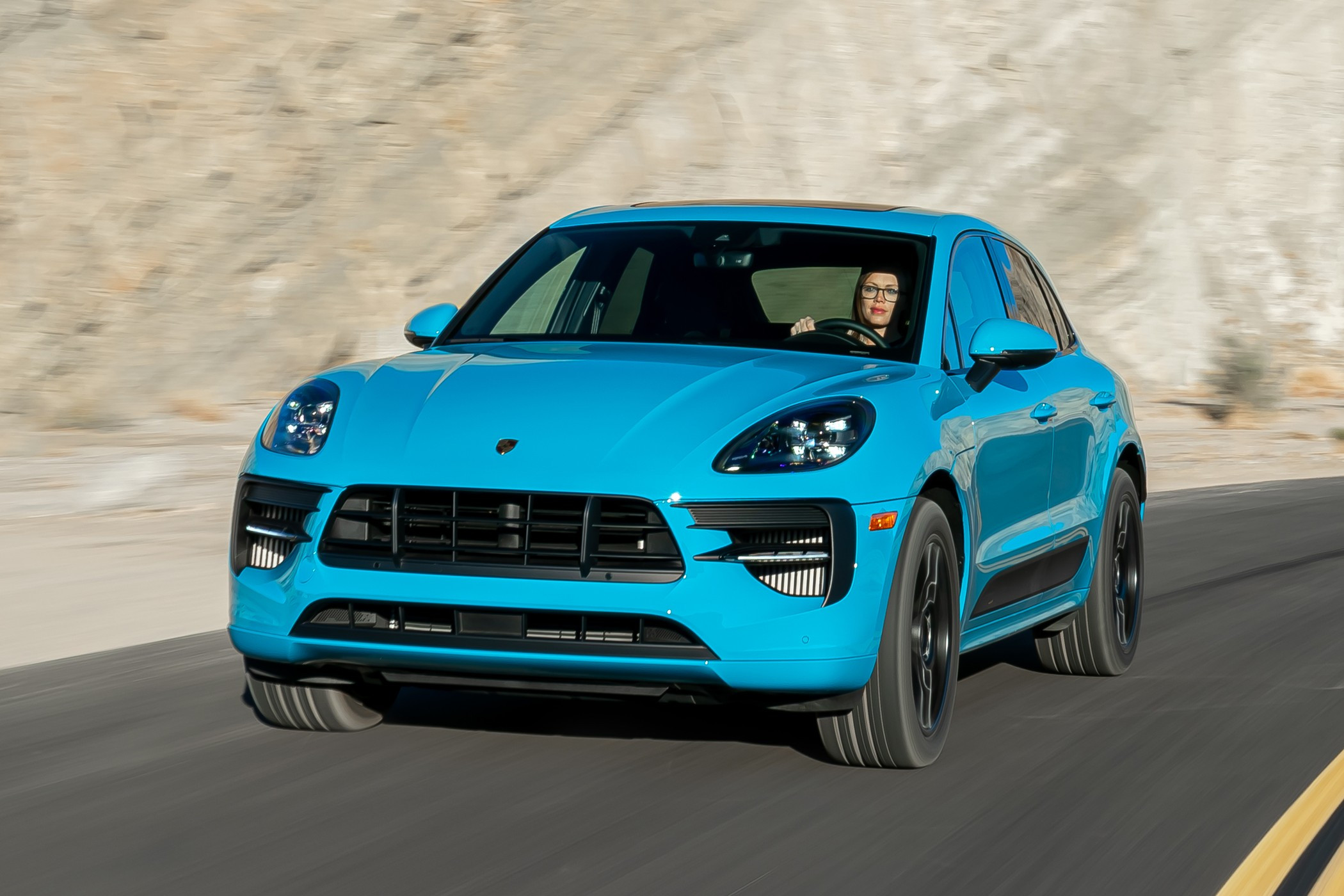 Выстрел в ногу: Porsche окончательно попрощается с бензиновым Macan этим летом