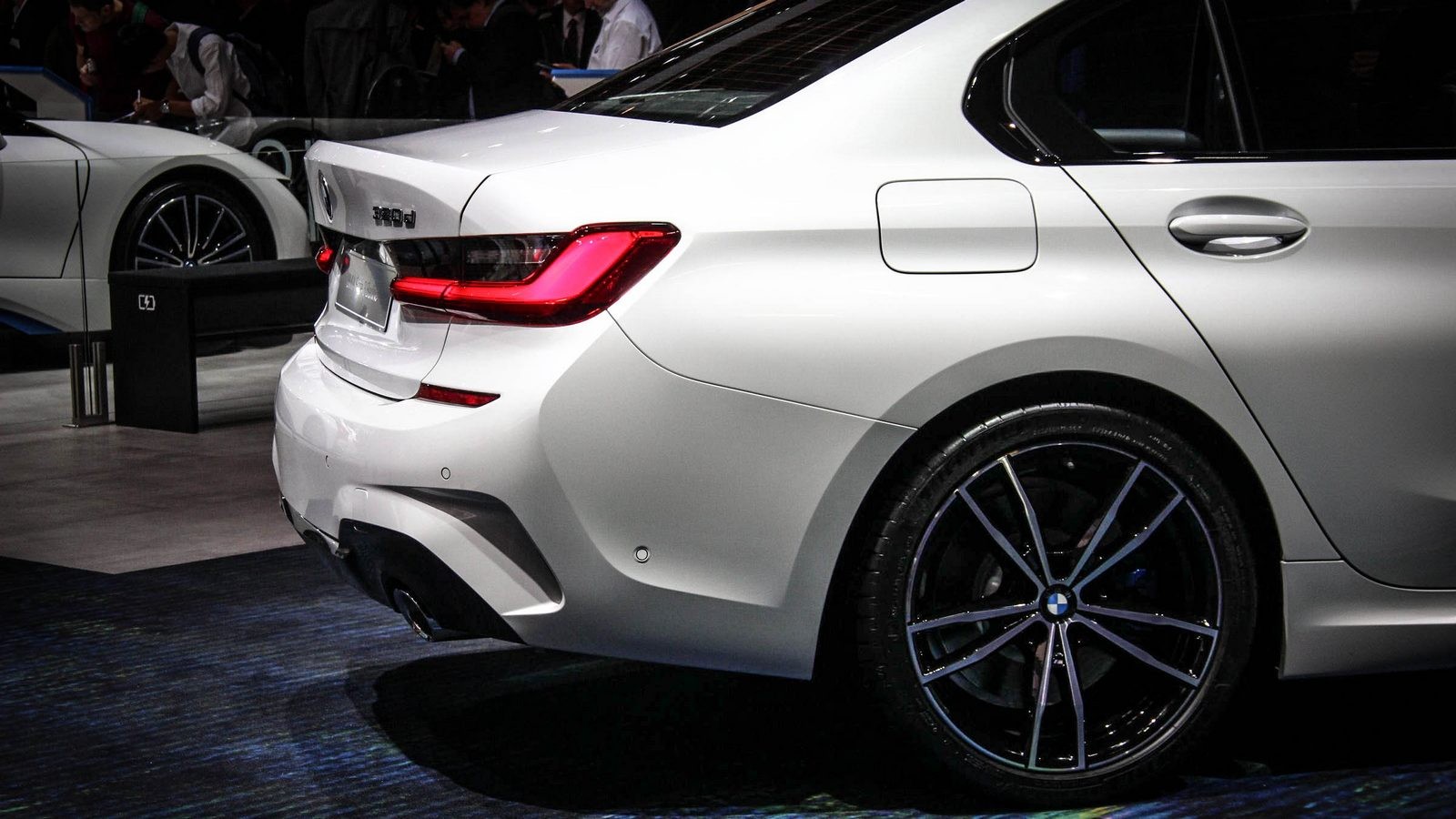 BMW 3 серии белая сзади