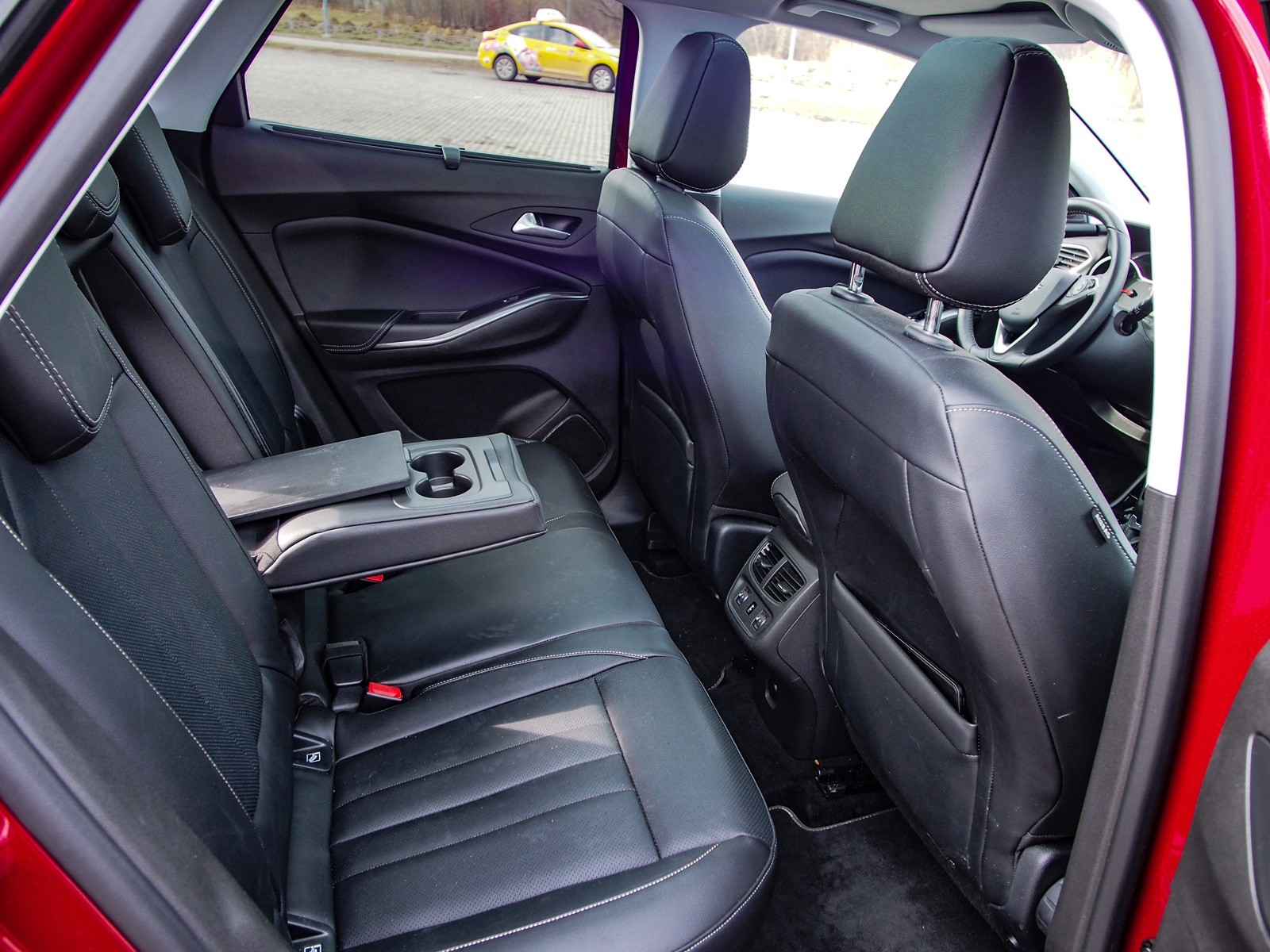 Уходящий и приходящий, шумный и тихий, вялый и бодрый: Honda CR-V против Opel Grandland X