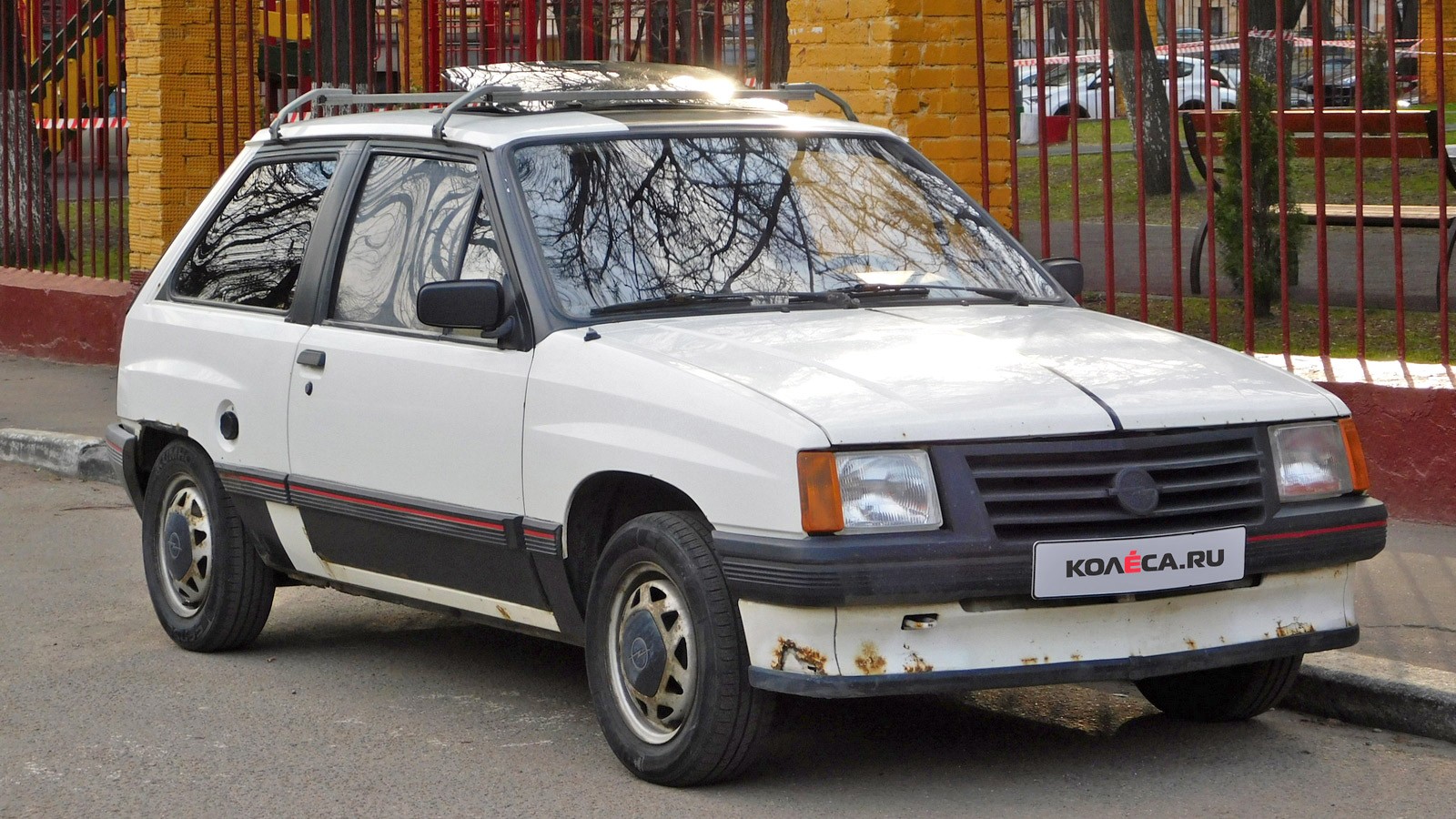 Opel-Corsa-A-vid-tri-chetverti