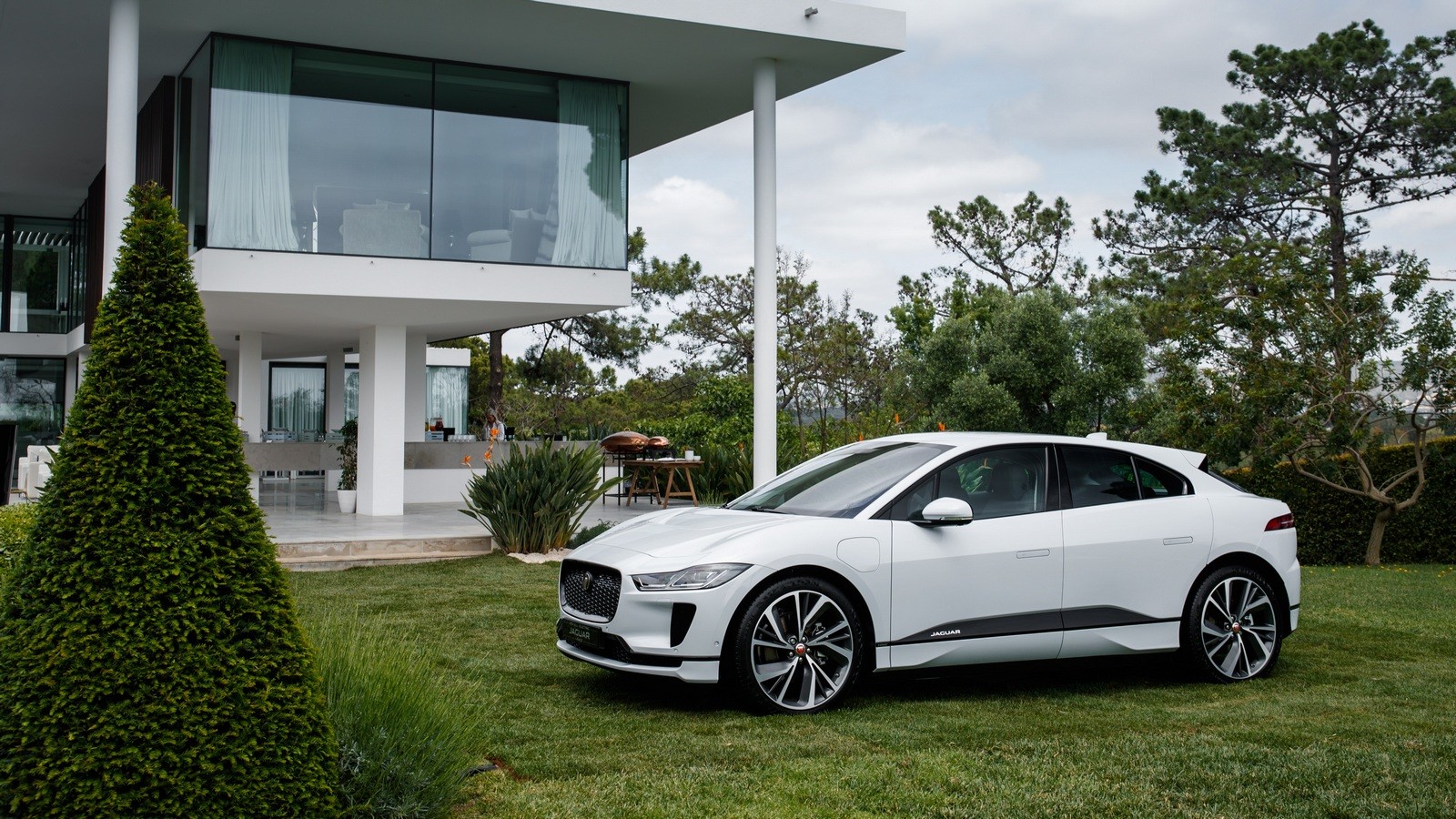 Jaguar I-PACE белый