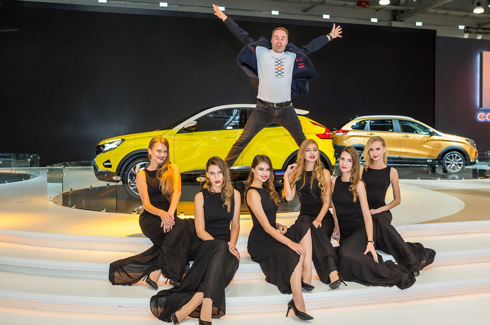 На фото: Стив Маттин в окружении девушек стенда Lada на Московском автосалоне 2016