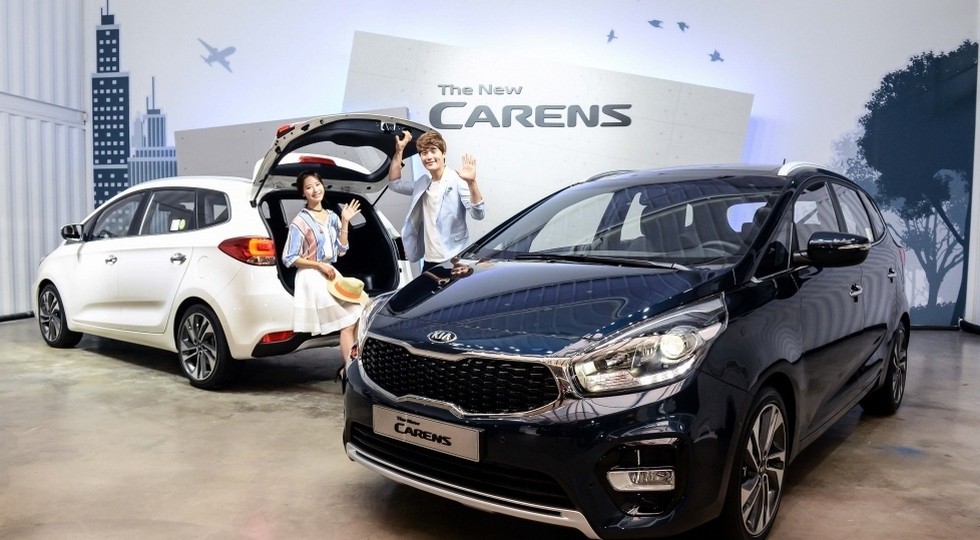 На фото: обновленный Kia Carens