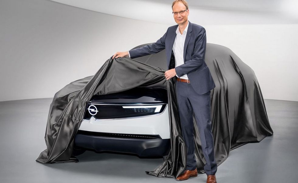 На фото: глава Opel Михаэль Лошеллер и концепт GT X Experimental