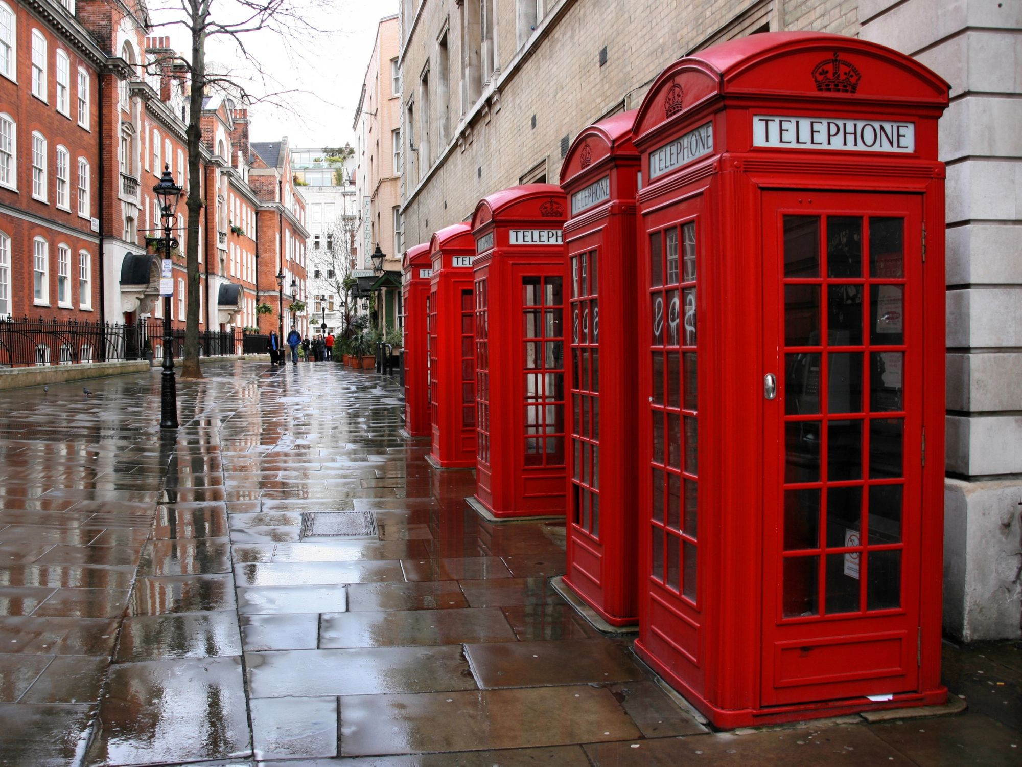 Веселье, креатив и пошлость: как покупают красивые номера в Англии