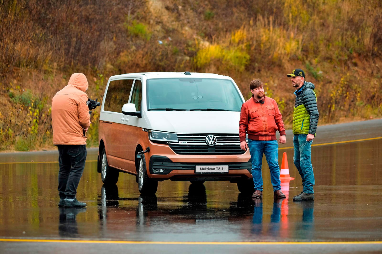 Умеет, любит, практикует: экстремальное вождение Volkswagen Multivan