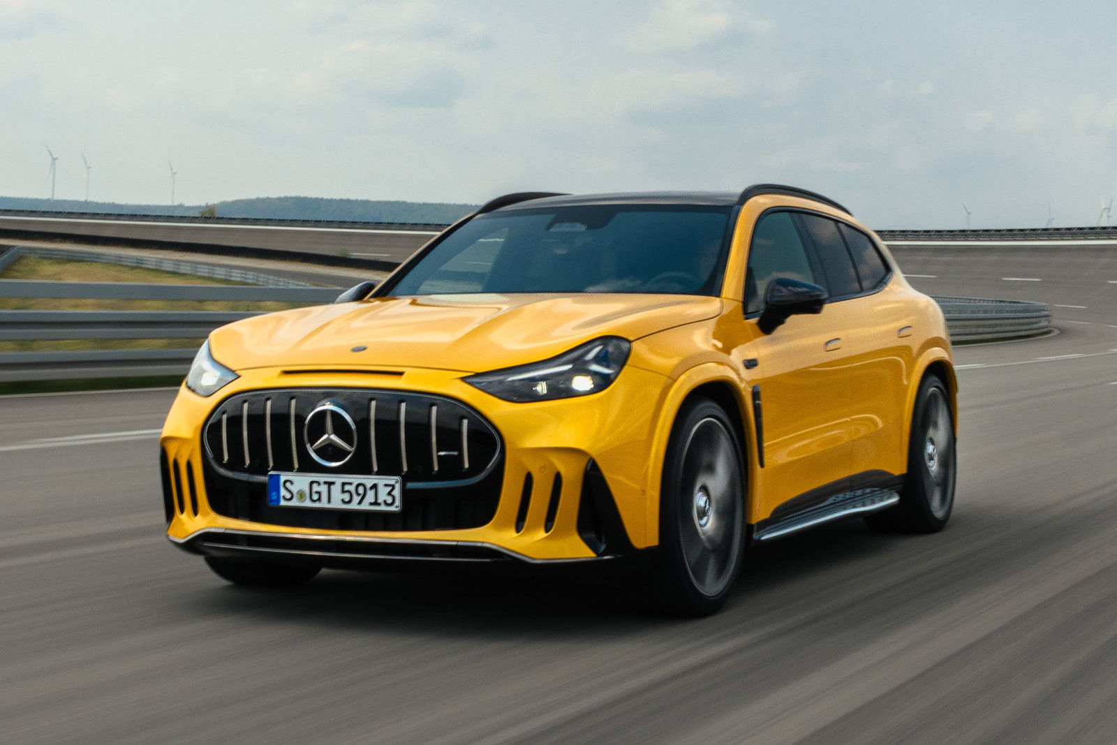 Конкурент Porsche Cayenne: рассекречен новый кроссовер Mercedes-AMG GT