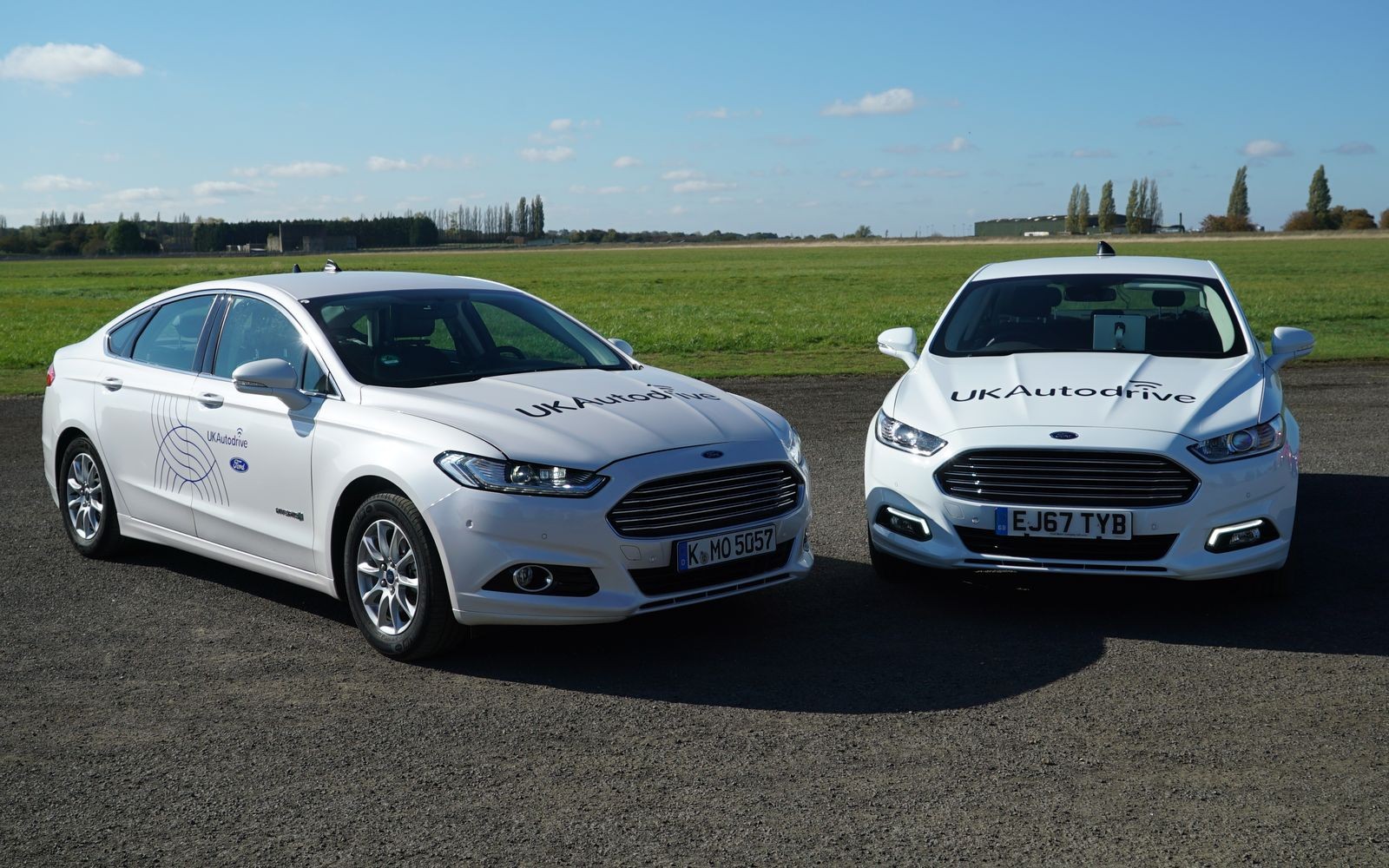 Седаны Mondeo, участвовавшие в программе UK Autodrive, не были снабжены лидарами и прочими типичными «органами» искусственного зрения беспилотников: их задача – показать пользу от коммуникации между автомобилями.
