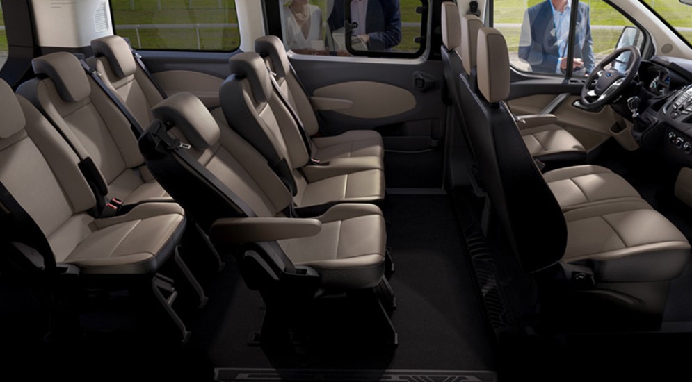 На фото: обновлённый Ford Transit Custom. Палитра доступных эмалей для кузова расширена за счёт трёх новых