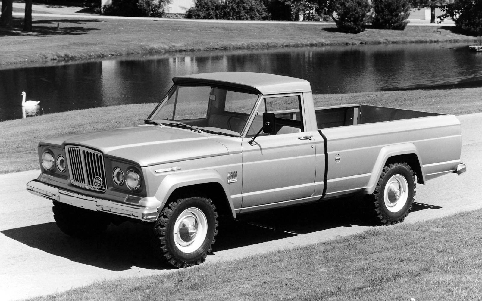 Jeep Gladiator первого поколения был разработан в начале 60-х годов прошлого века на базе внедорожника Wagoneer.