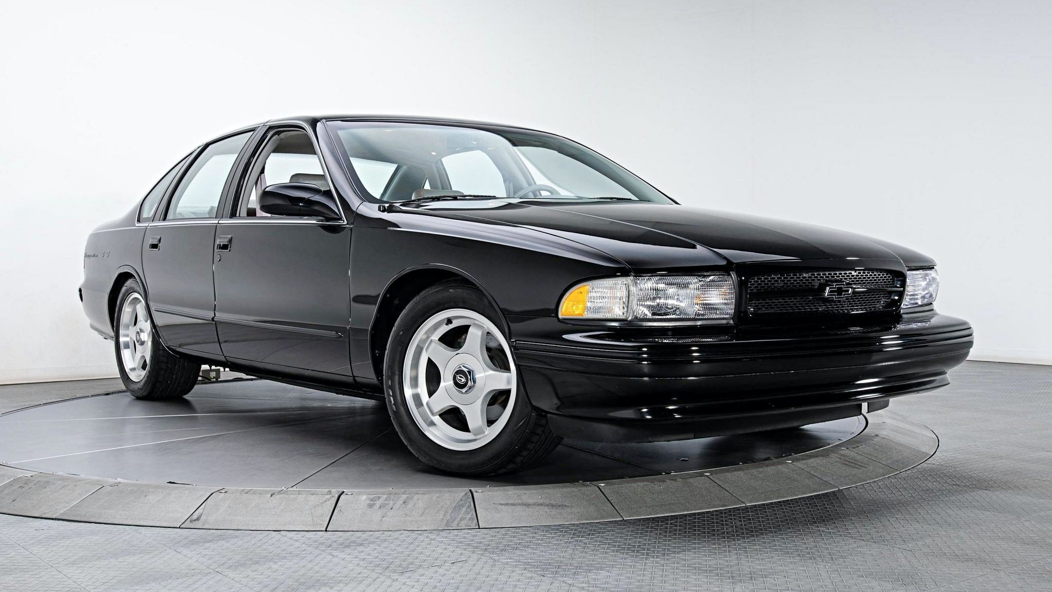 Рамный спортседан Chevrolet Impala SS на аукционе: идеальное состояние и почти даром