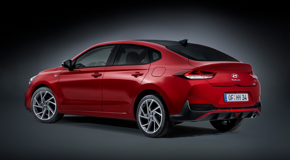 Семейство Hyundai i30 после рестайлинга обрело новые моторы (универсал стал «спортом»)
