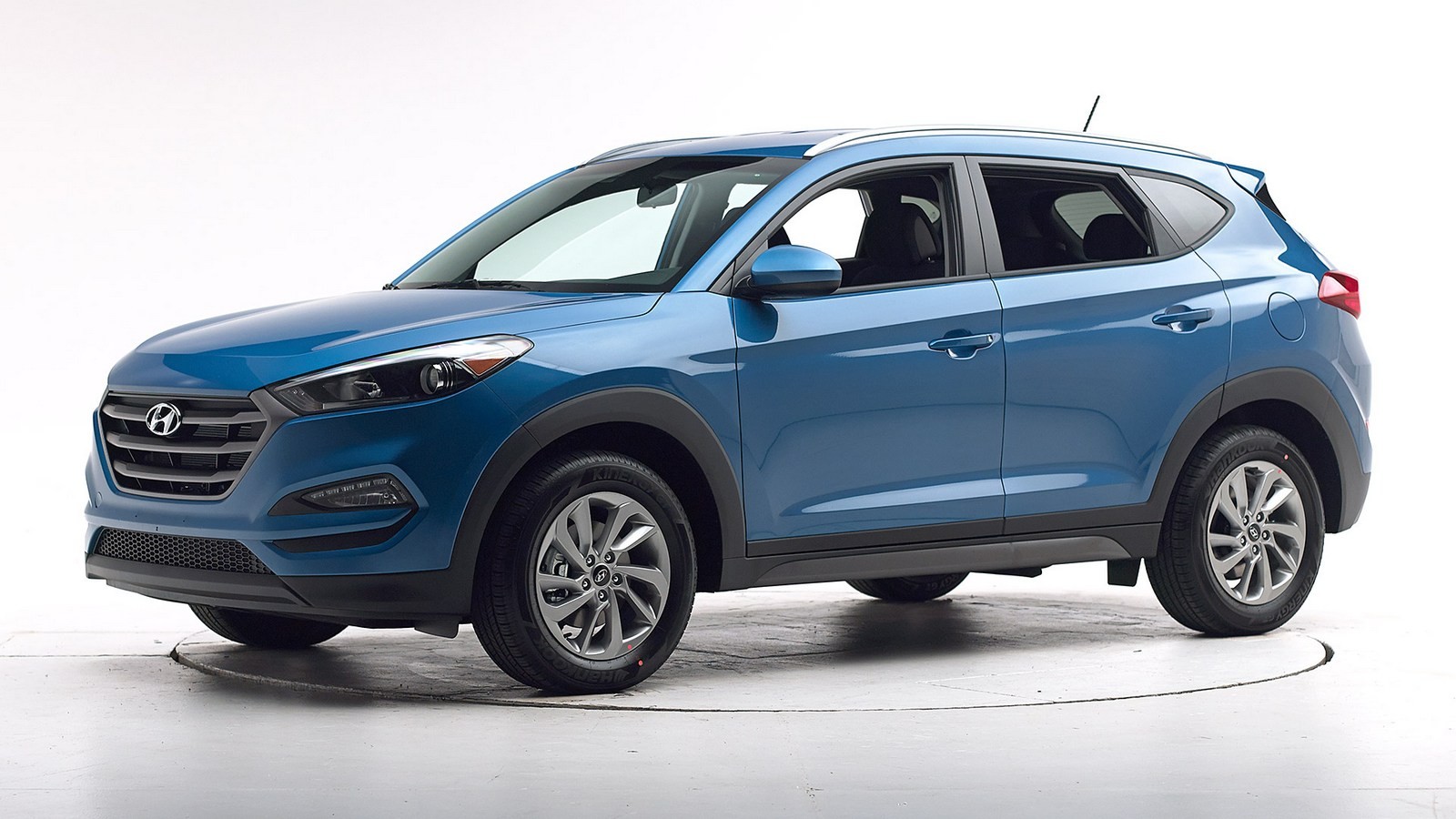 Hyundai Tucson синий вид три четверти