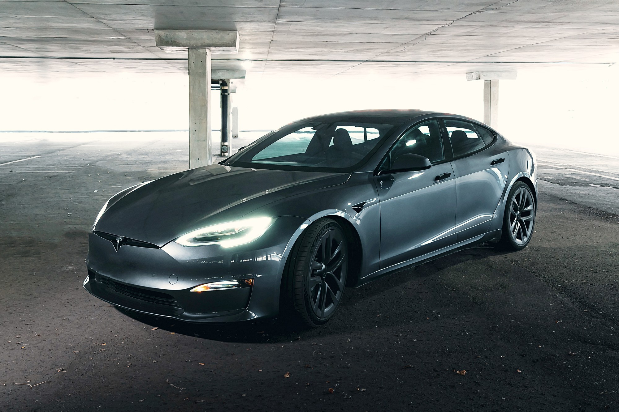 Tesla лишит свои машины ультразвуковых датчиков: теперь парковка только «на глазок»!