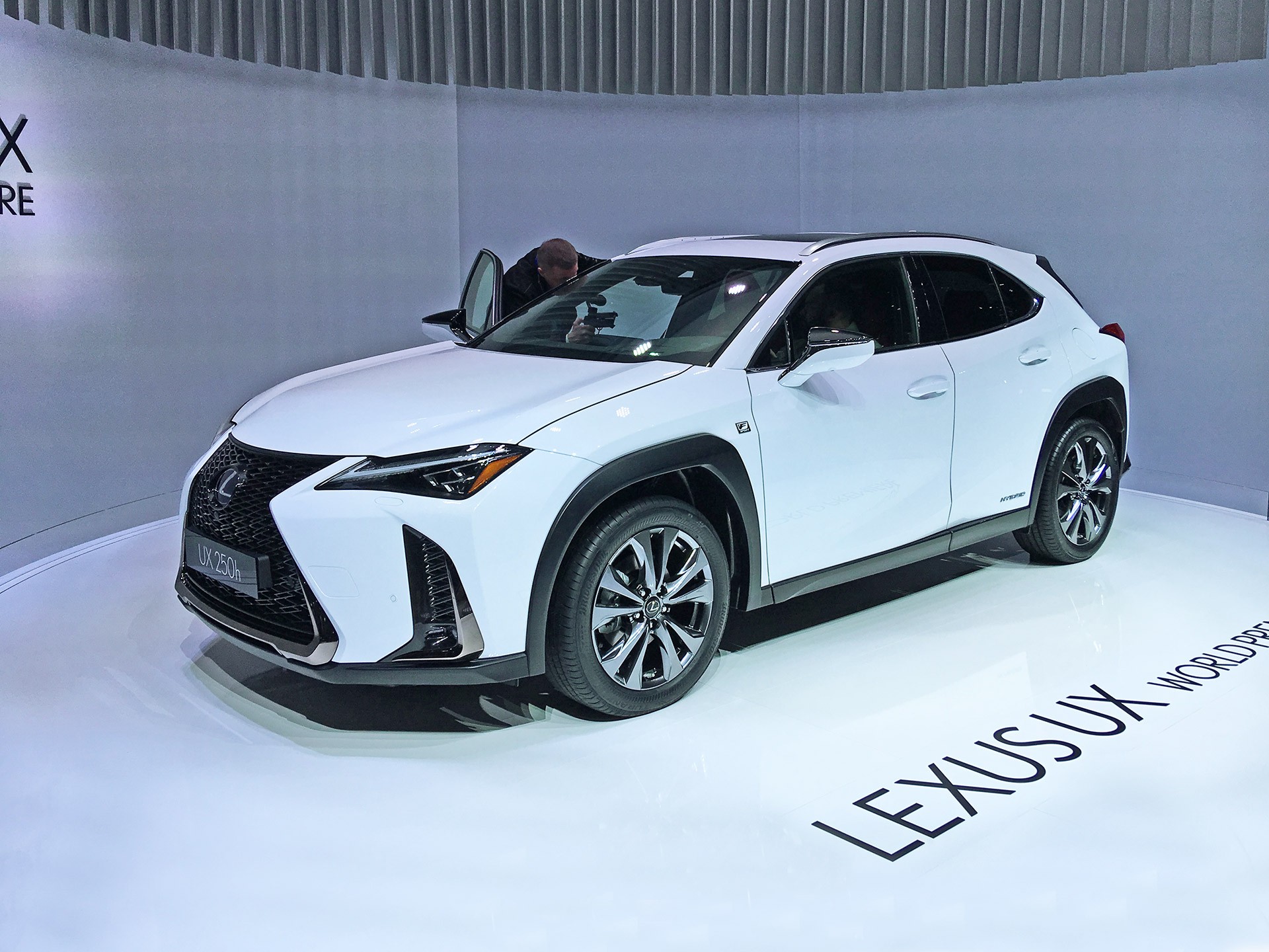 Больше-меньше: первое знакомство с новым Lexus UX