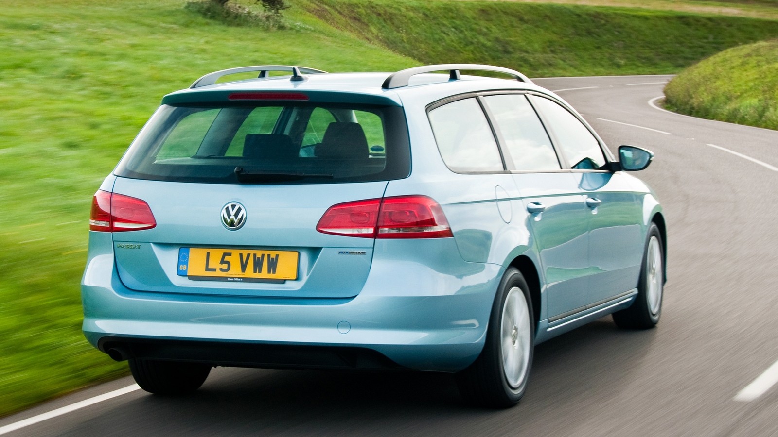 На фото: Volkswagen Passat TDI BlueMotion Estate (B7) '2010–15