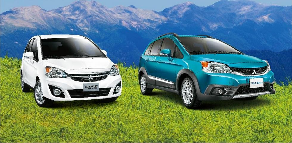 На фото: дореформенный Mitsubishi Colt Plus. Слева — стандартная модель, справа — кросс-версия. После рестайлинга компактвэн, вероятно, будет доступен только в одной модификации