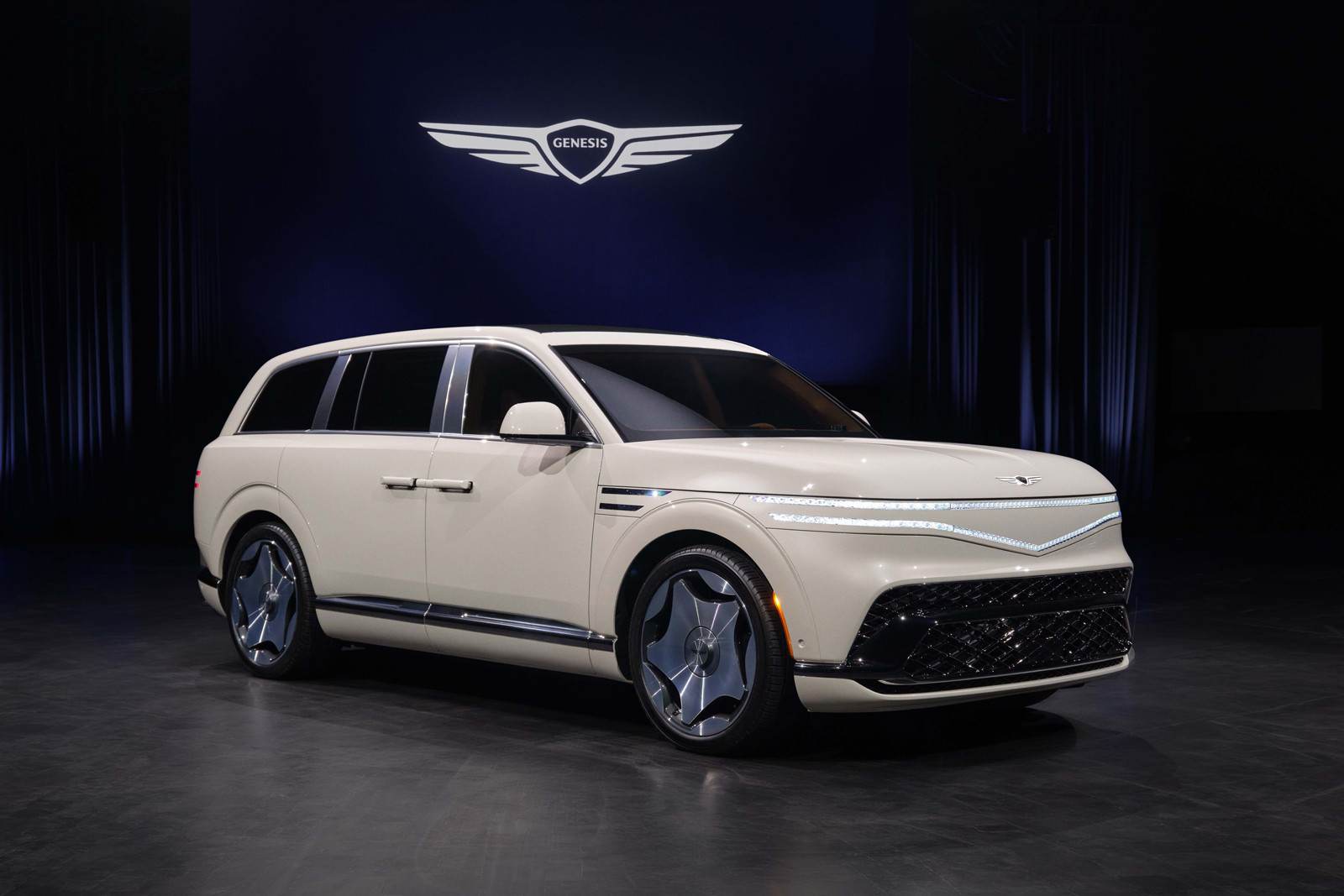 Рассекречен роскошный флагманский кроссовер Genesis GV90
