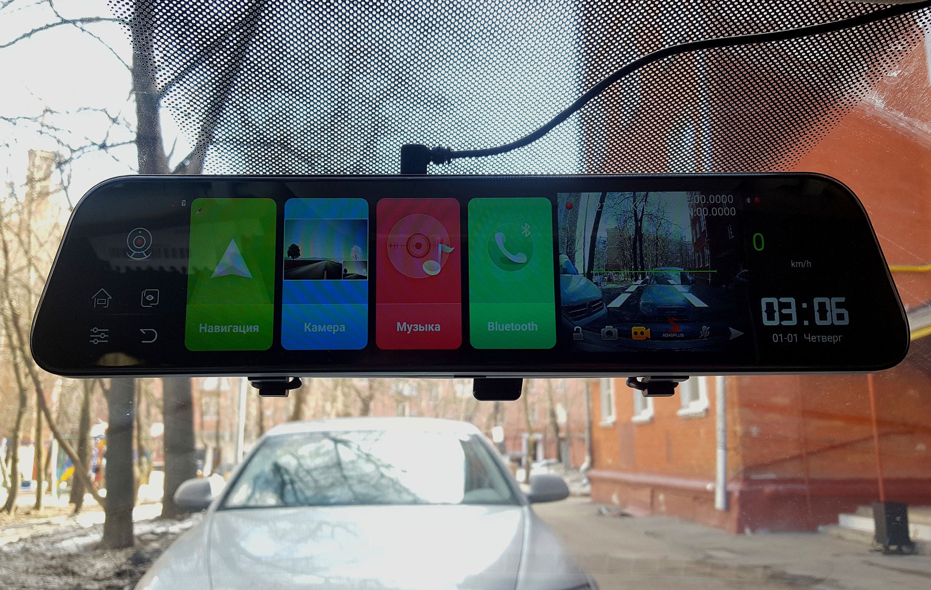 Дооснащаем машину полезными функциями без вмешательства в интерьер. Android-зеркало в автомобиле – насколько это удобно?