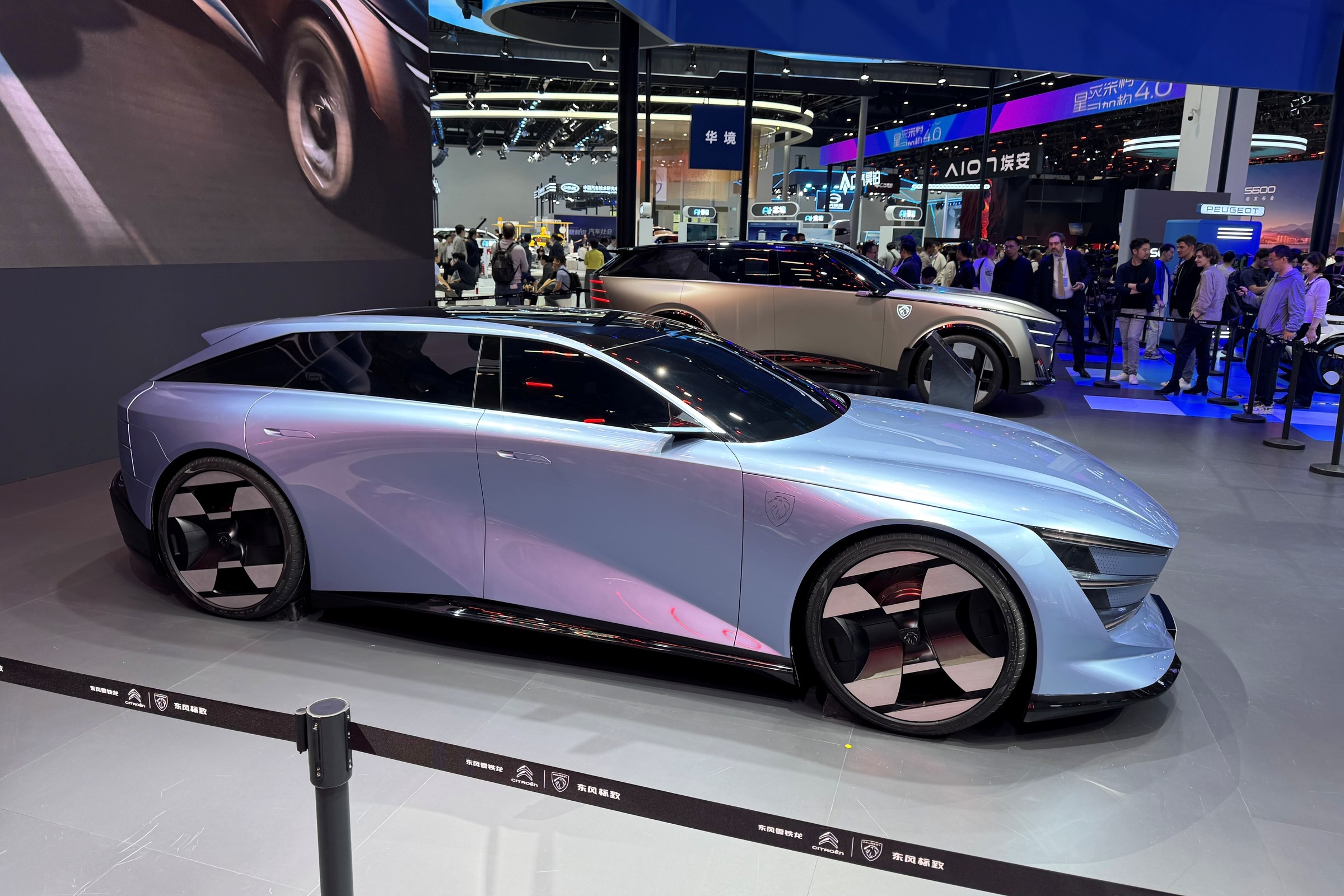 Марка Peugeot показала в Пекине потенциального преемника модели 508 и большой SUV