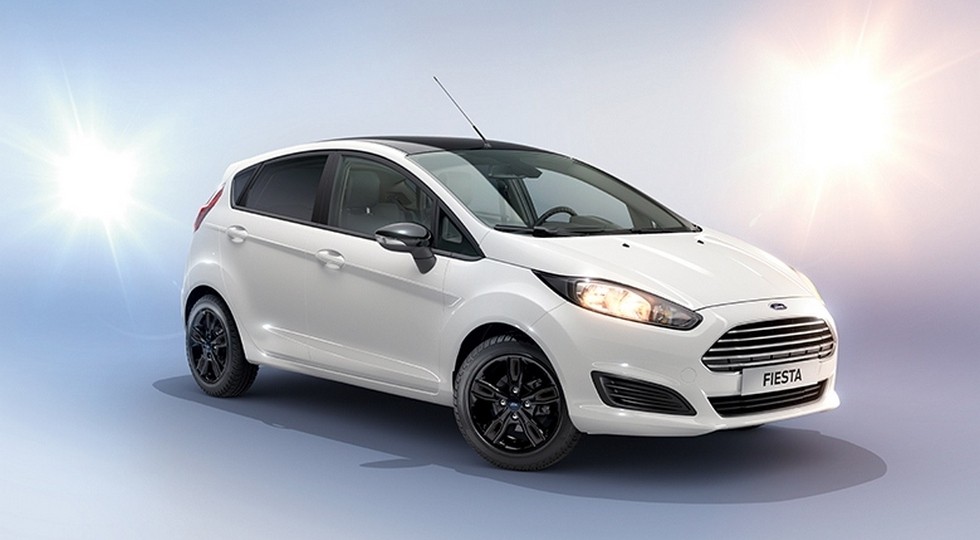 На фото: Ford Fiesta White and Black