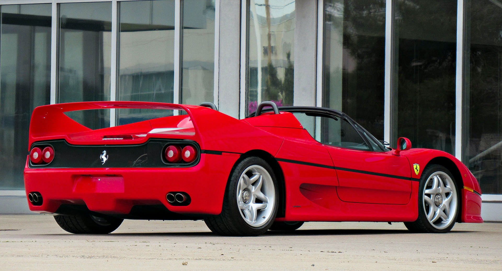Беспощаден к водителю: Ferrari F50 в идеальном состоянии выставлен на продажу
