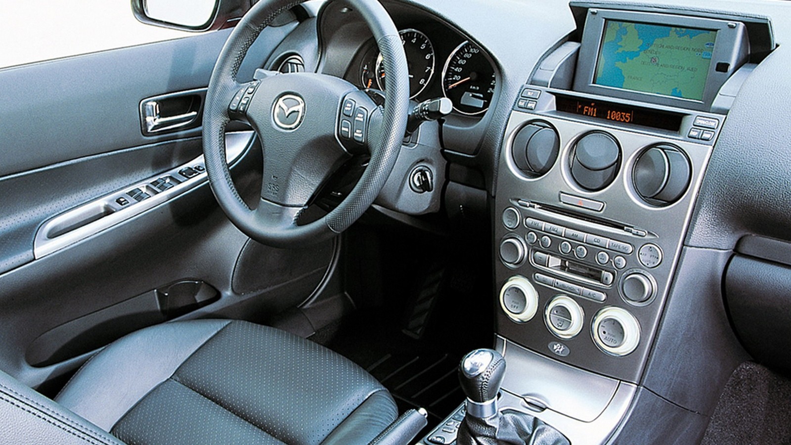 На фото: Торпедо Mazda6 Sedan (GG) '2002–05