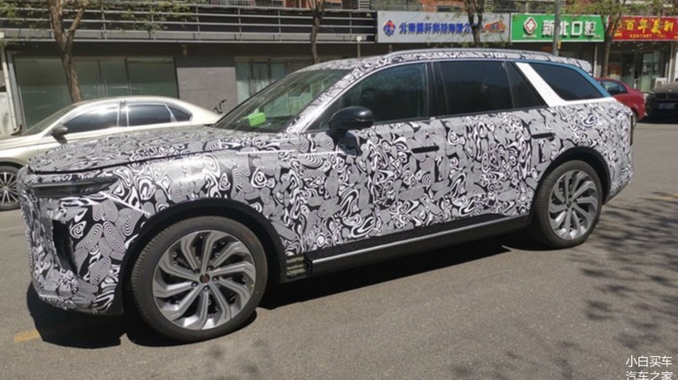 Дорогой китайский SUV снова засветился на фото: в стиле Rolls-Royce, но с двухъярусной оптикой