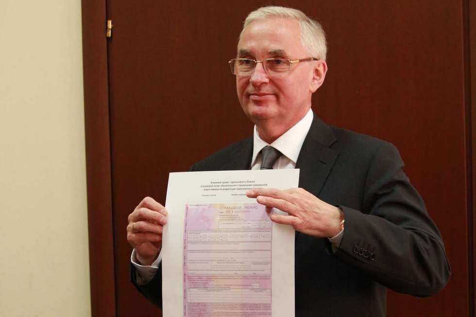На фото: президент РСА и ВСС Игорь Юргенс представляет новый полис ОСАГО