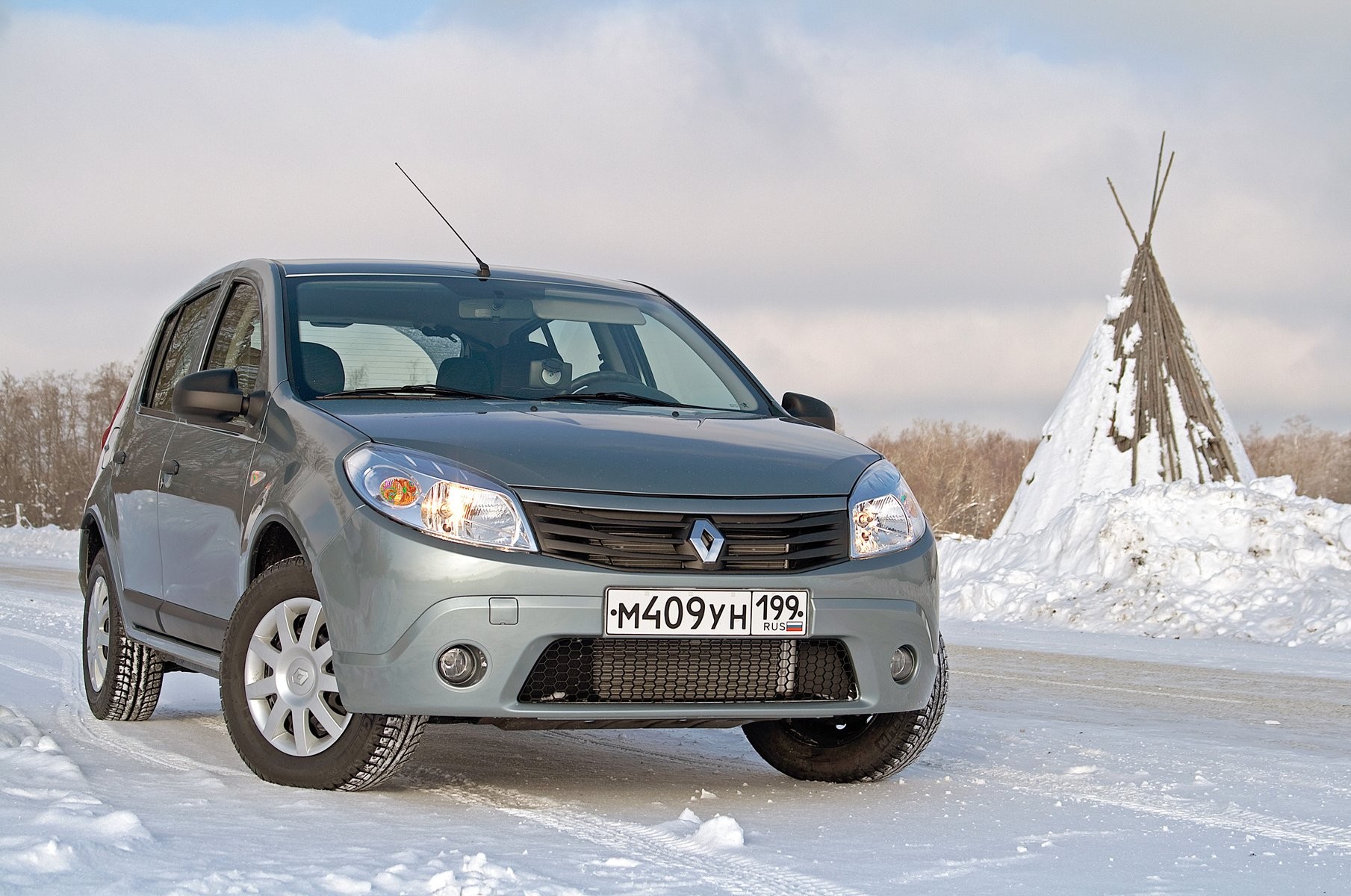 Renault sandero ошибки. Renault Sandero хэтчбек. Рено Сандеро тест драйв 22 года.