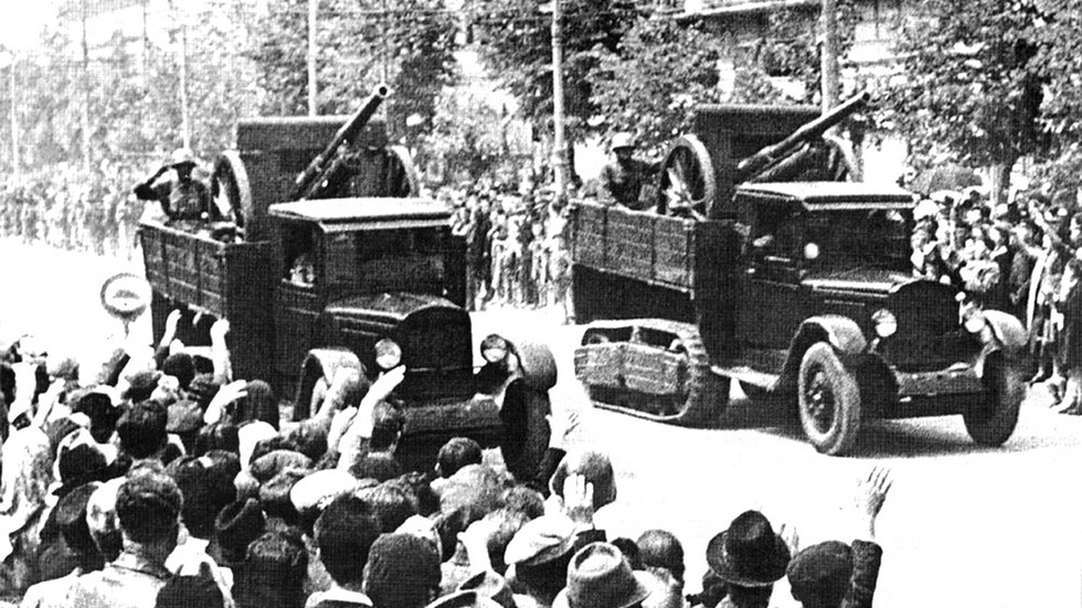Грузовики ЗИС-22 с возимой артиллерией на параде в Кишиневе. 1940 год (из коллекции А. Кириндаса)