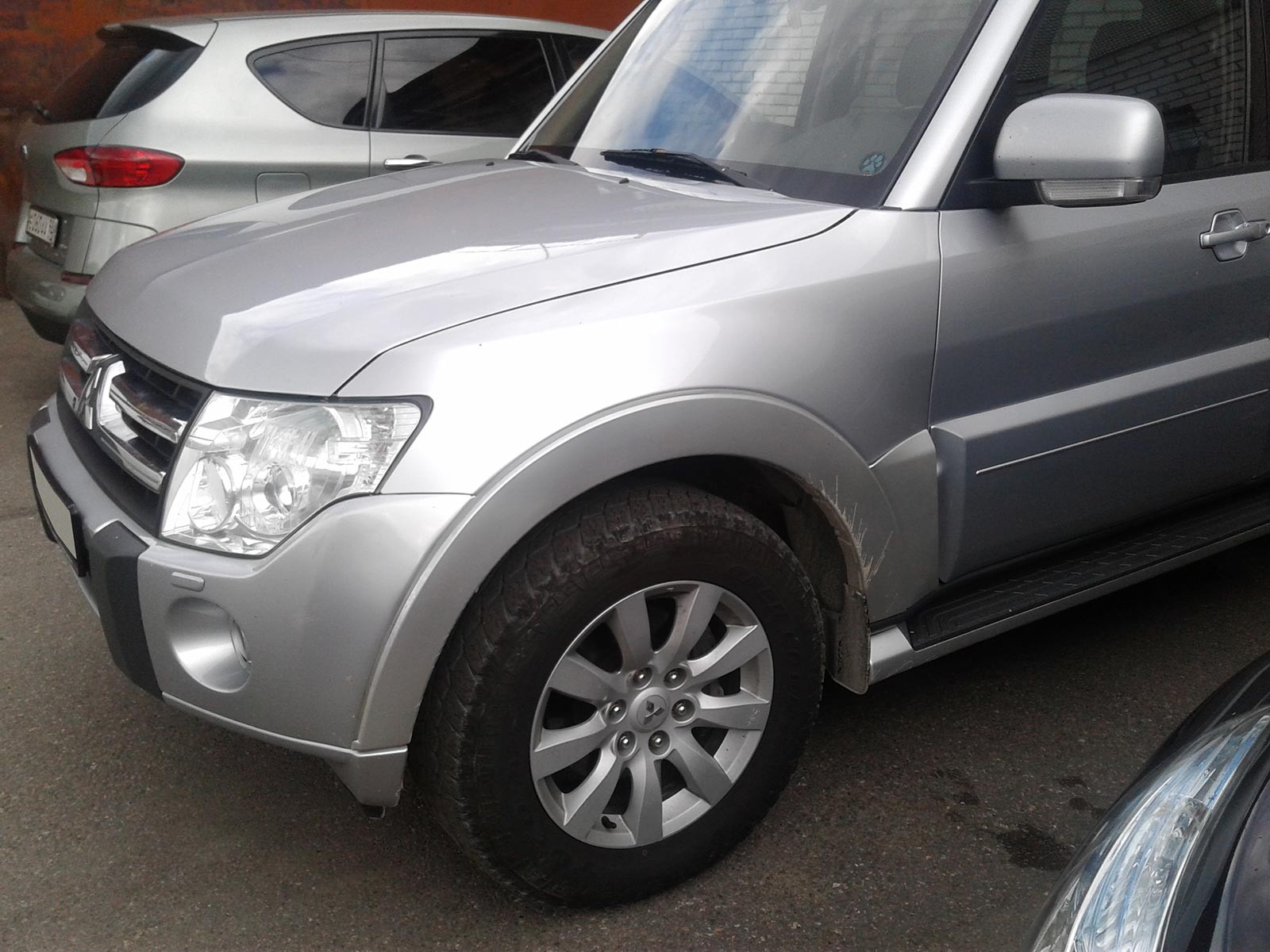 Mitsubishi Pajero серебристый