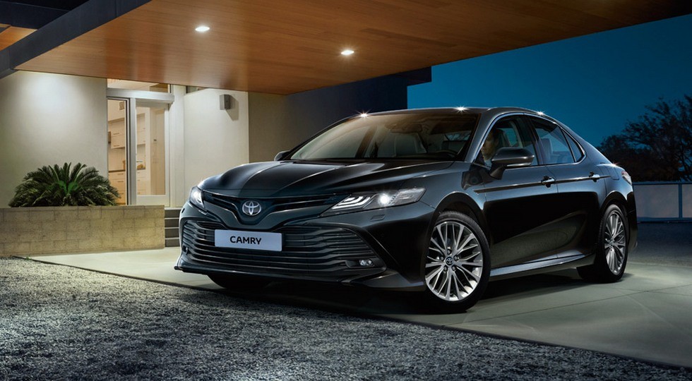 На фото: новая Toyota Camry для Украины. Нашим соседям седан предложат с мотором 2.5 (181 л.с.)