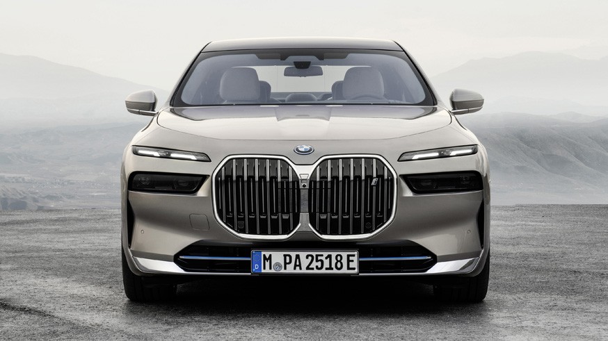 «Семёрка» BMW сменила поколение: седан стал крупнее, салон – как у обновлённого X7