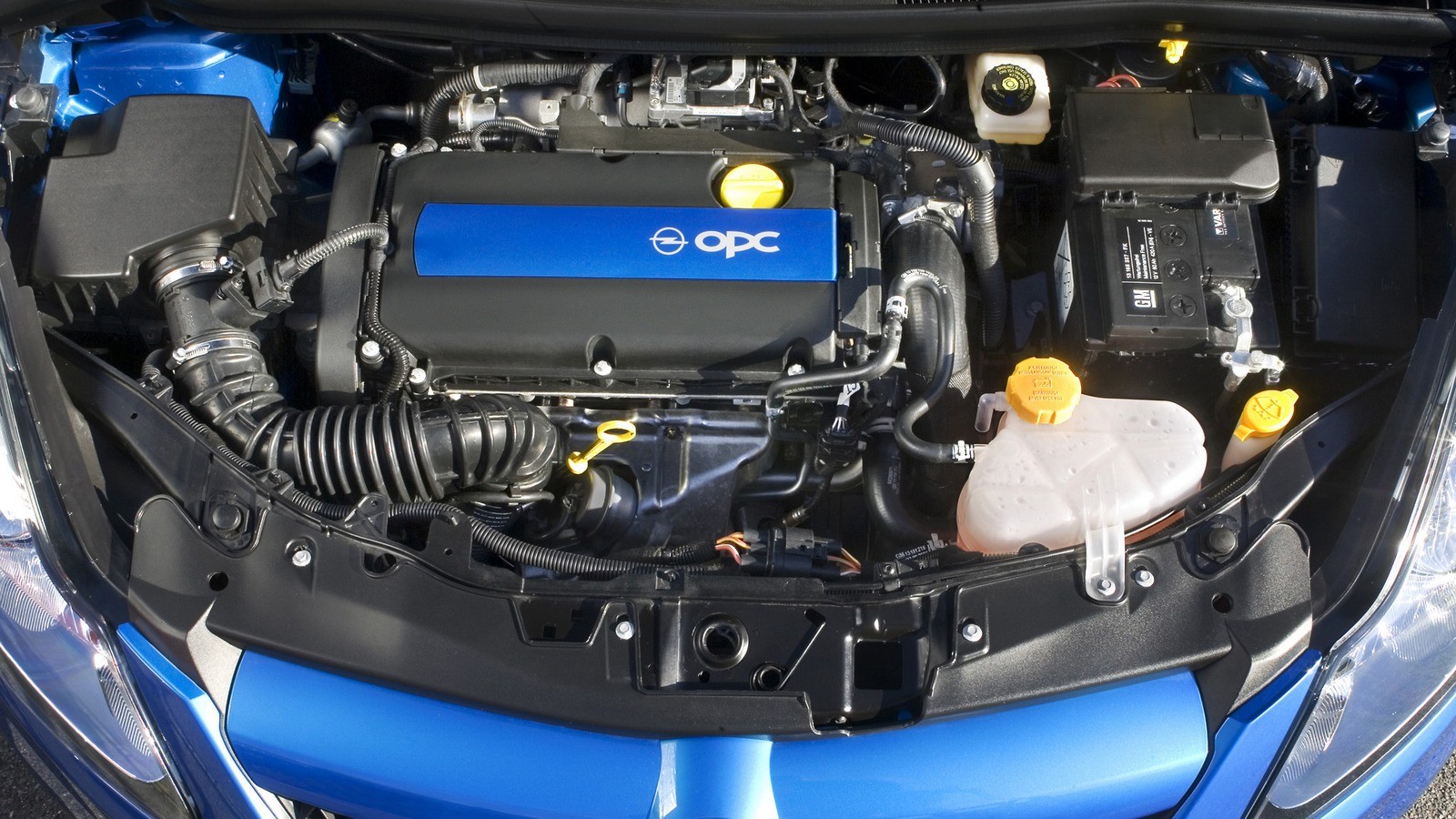 На фото: Под капотом Opel Corsa OPC (D) 