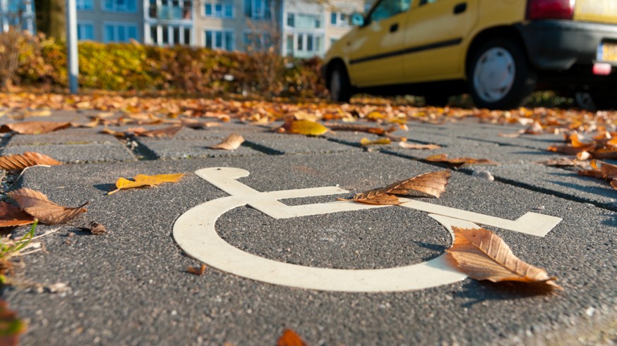 Поправки не прошли: водителей-инвалидов не стали лишать штрафов за парковку