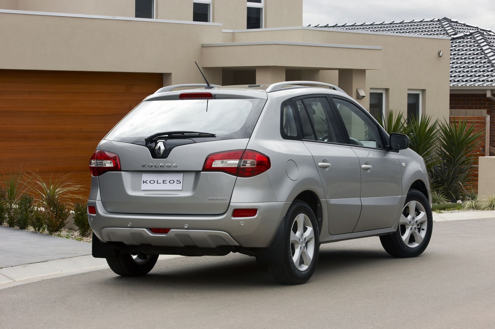 Близнец Nissan X-Trail, но немного дешевле: стоит ли покупать Renault Koleos I за 900 тысяч рублей