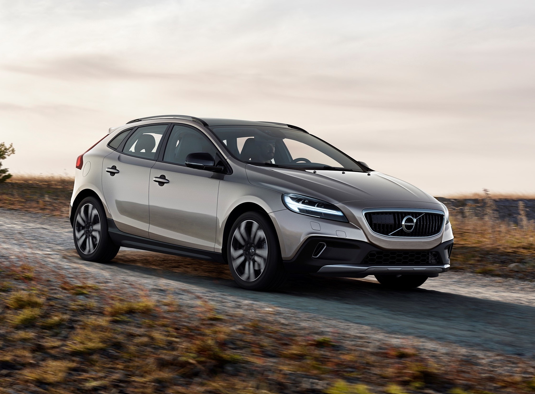 На фото: Volvo V40 Cross Country