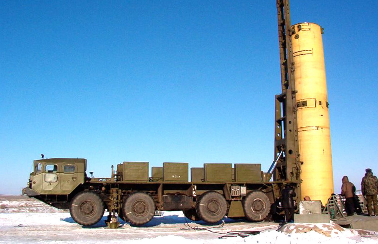 Транспортно-установочный агрегат 5Т92 с противоракетой 53Т6 комплекса ПРО «Амур» (фото Р. Белозерского)