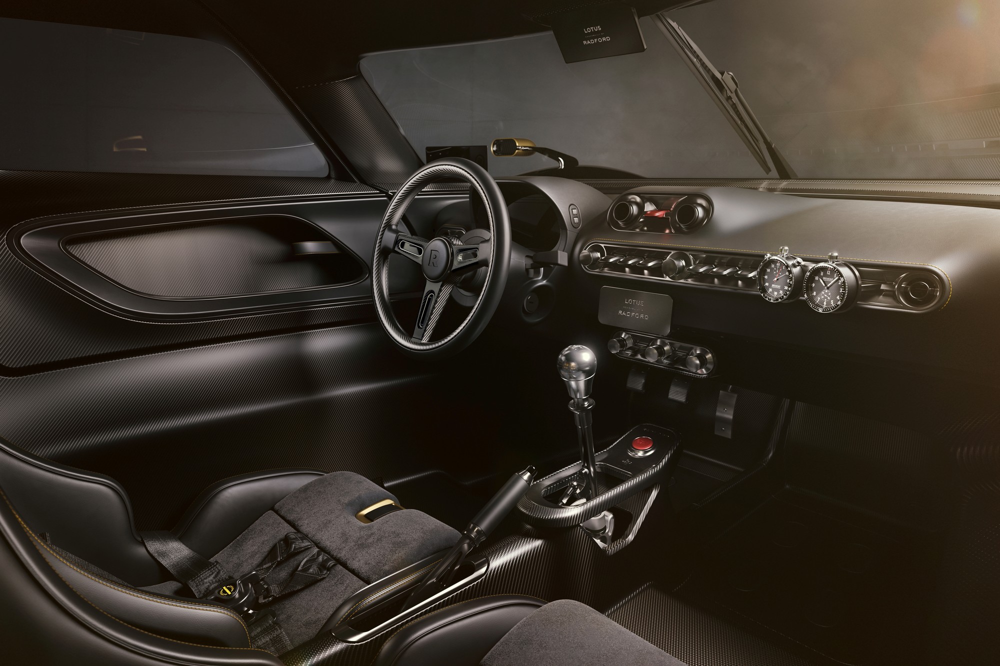 Триумф аналогового дизайна: раскрыт интерьер суперкара Radford Lotus Type 62-2