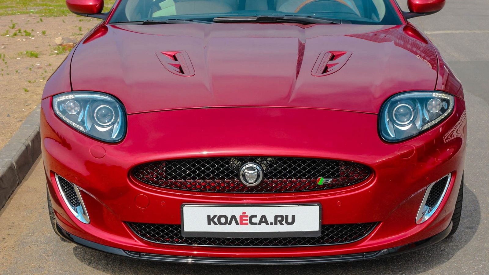 Jaguar XKR красный спереди