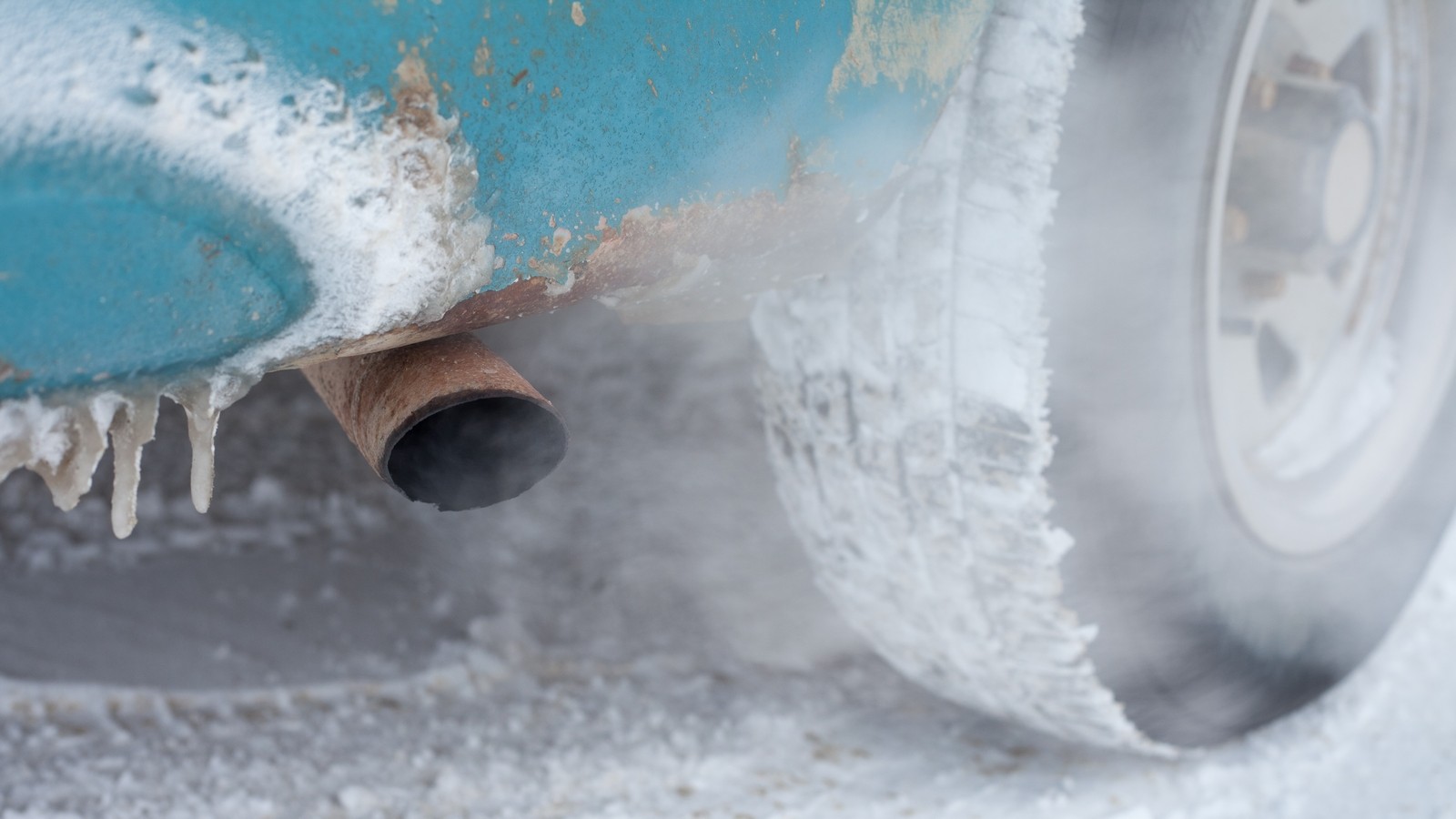 Vehicle exhaust pipe in winter