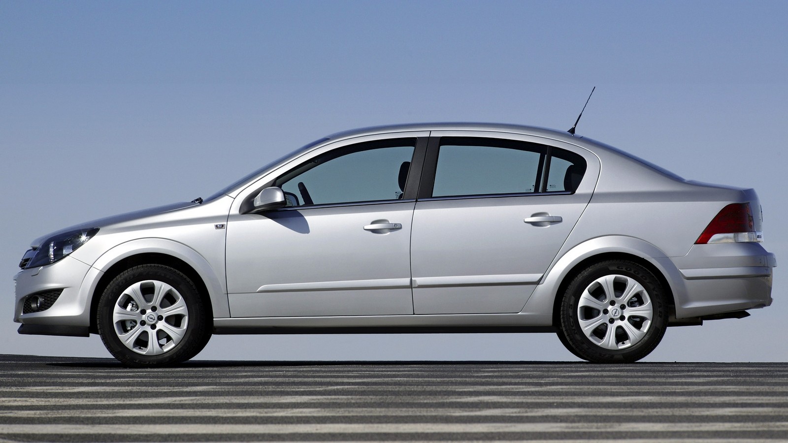 На фото: Opel Astra Sedan (H) '2007–14
