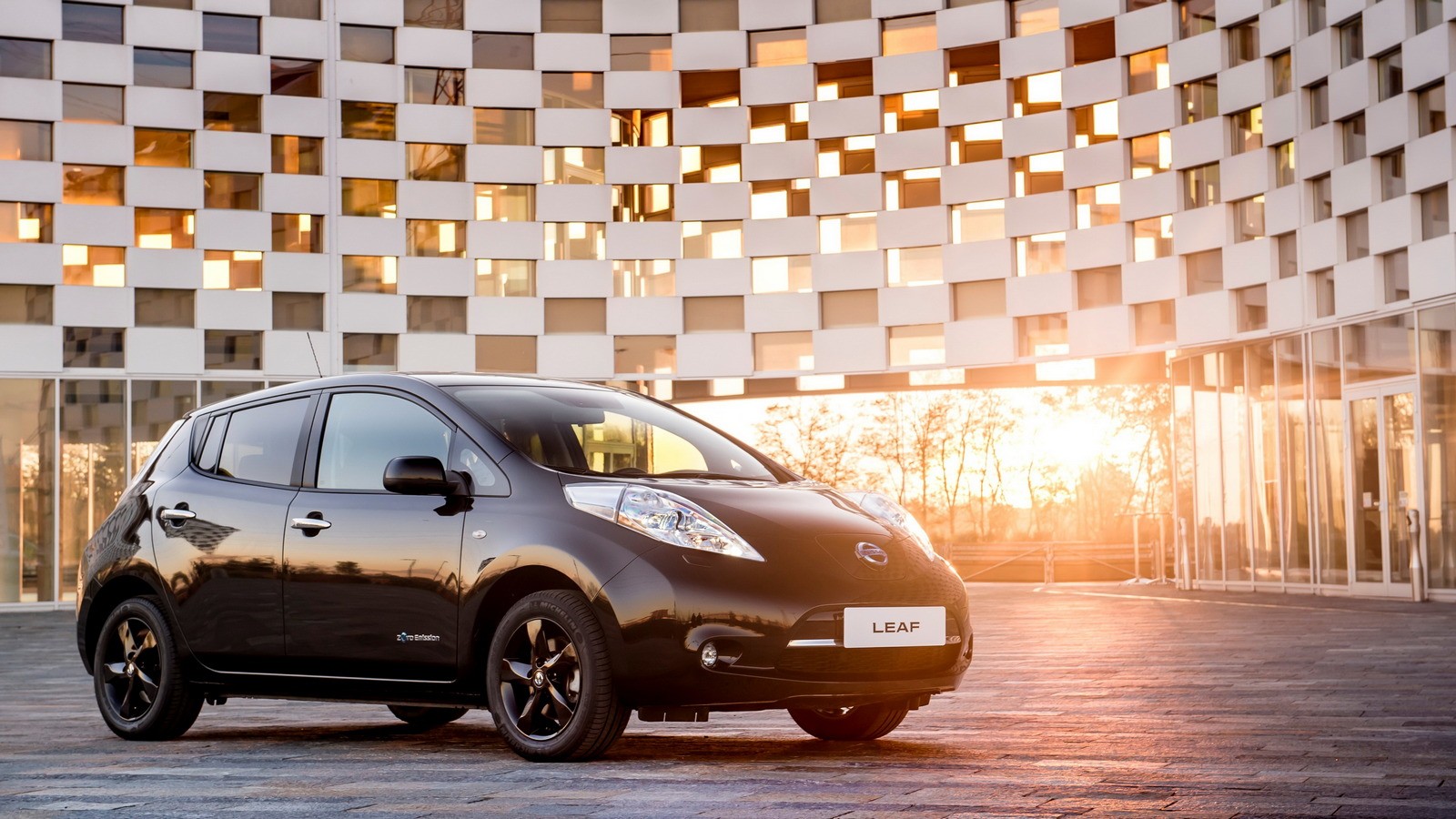 Nissan reveals stylish new LEAF Black Edition