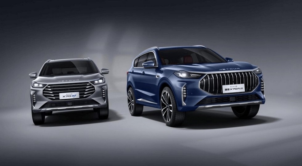 Слева — Jetour X70 Zhuge с прежней решеткой и новой оптикой, справа — Jetour X70 Plus с новой решеткой