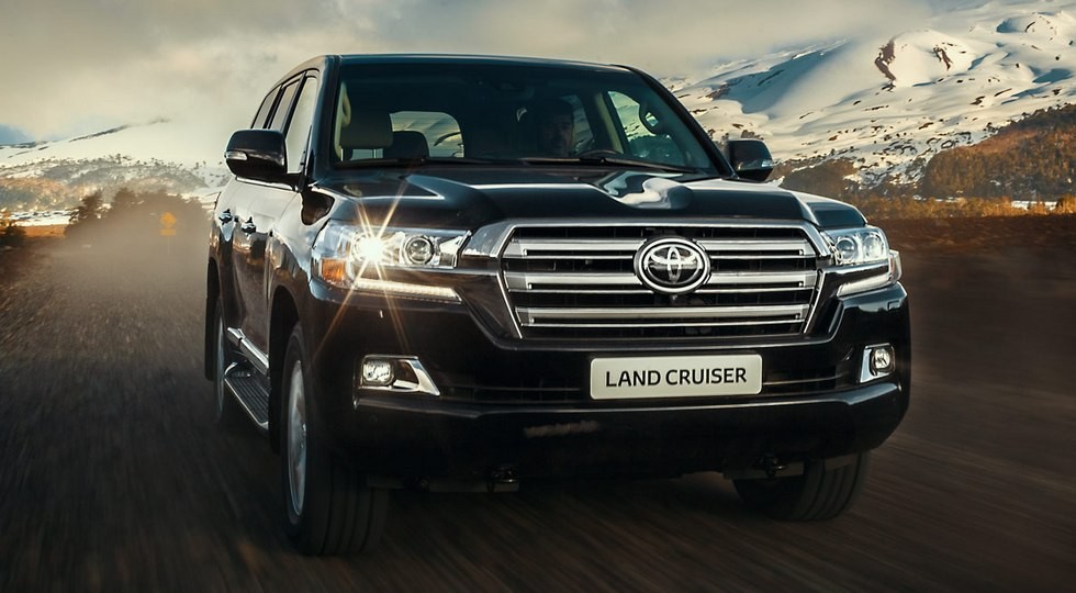 На фото: Toyota Land Cruiser 200