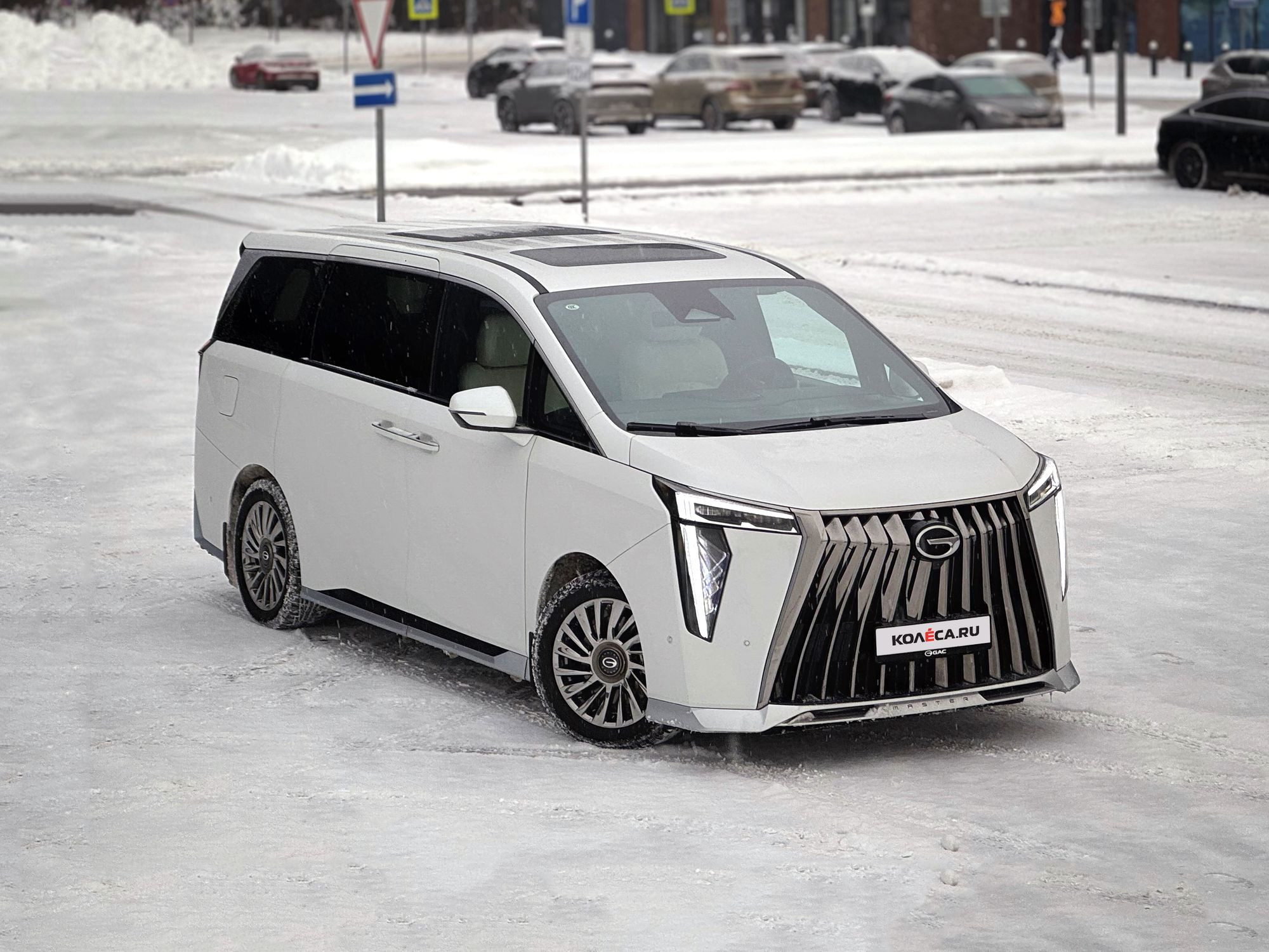 Ложа для двоих: тест-драйв GAC M8 Lounge с телевизором и холодильником