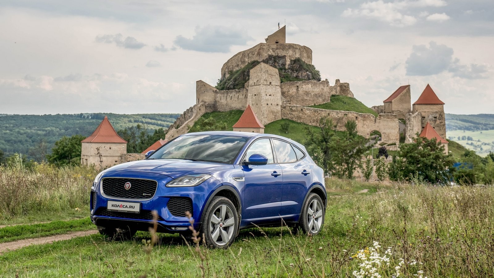 Jaguar E-Pace синий три четверти у замка (1)