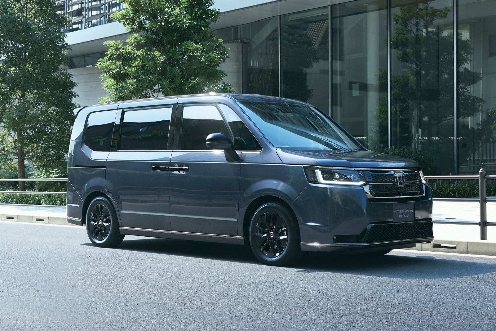 У минивэна Honda Step WGN e:HEV появилась «затемнённая» спецверсия